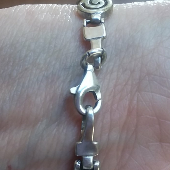 Pretty Sterling silver Greek bracelet. - Picture 2 of 7
